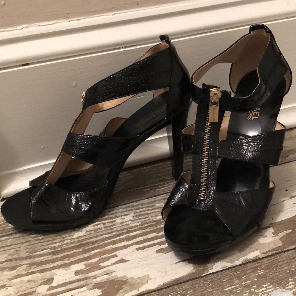 🟣Michael Kors black patent leather zip heels
